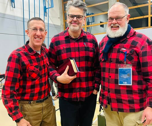 tres hombres con camisas de franela a cuadros