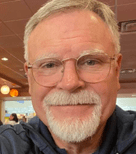 Ein Mann mit Ziegenbart und Brille